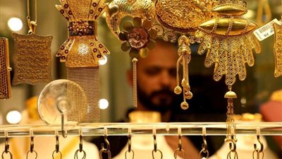 تراجع سعر الدولار  بالبنوك يتسبب في ارتفاع طفيف لـ أسعار الذهب