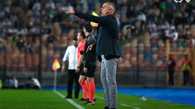 جوزيه جوميز يعقد جلسة مطولة مع لاعبي الزمالك استعدادا لمباراة دريمز