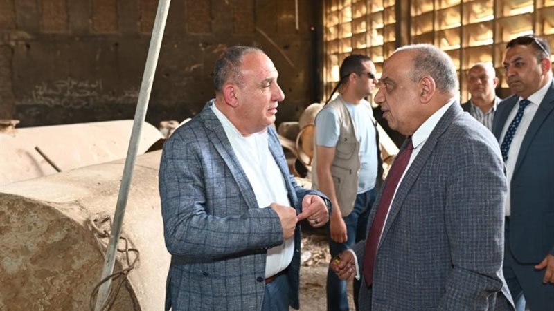 وزير قطاع الأعمال خلال الجولة