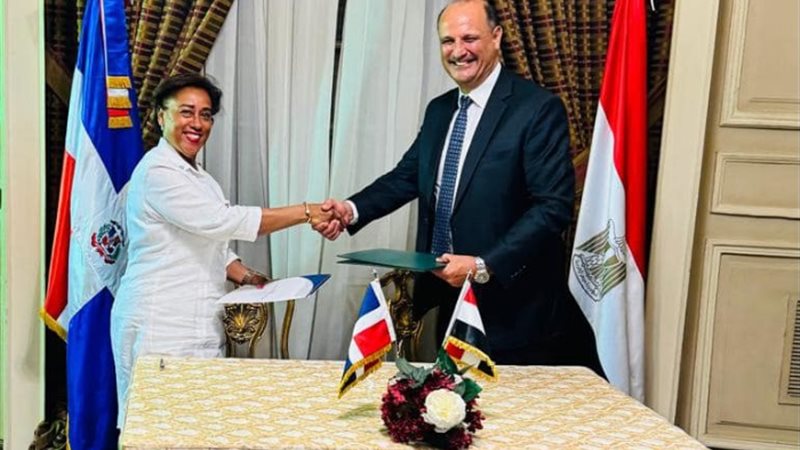 مساعد وزير الخارجية للشئون الأمريكية وسفيرة جمهورية الدومين