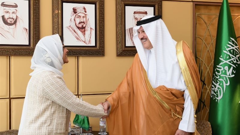 السفير السعودي أسامة نقلى مع رائدة الفضاء السعودية