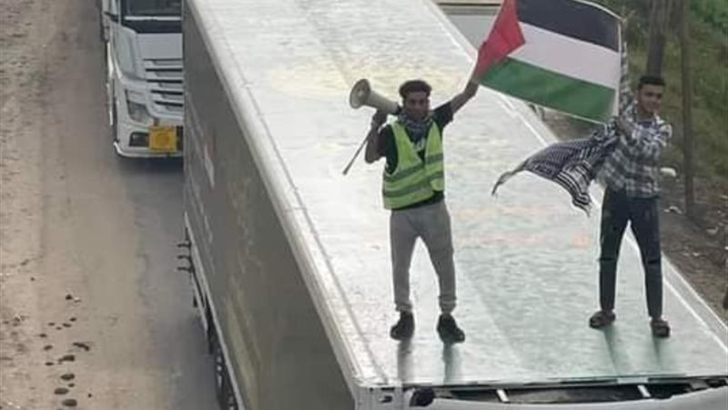 قرية جوجر ترفع علم فلسطين وتجهز قوافل غزة