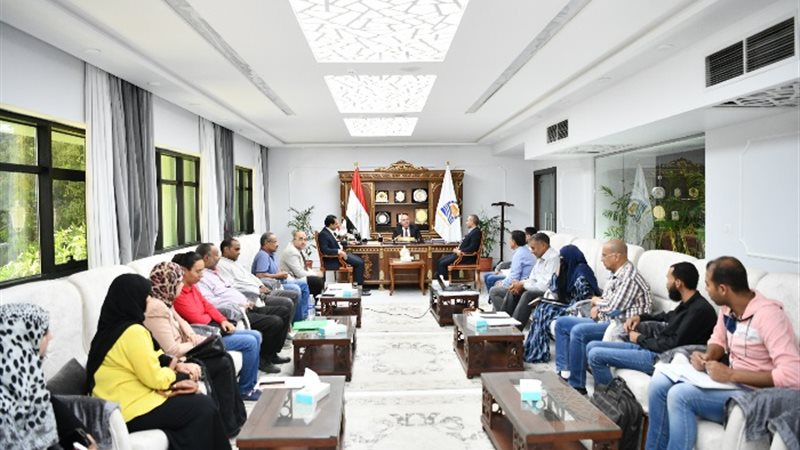 لقاء محافظ قنا