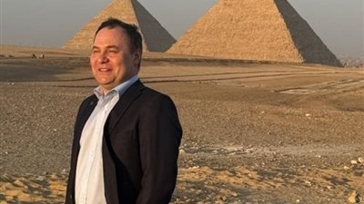 التقط سيلفي بهاتفه، رئيس وزراء بيلاروسيا يزور المتحف القومي للحضارة والأهرامات