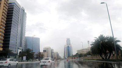 للمرة الثانية، أمطار رعدية تضرب أبو ظبي وبعض المناطق فى الإمارات
