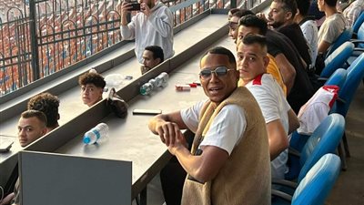 سيف الجزيري يؤازر الزمالك من المدرجات في مباراة البنك الأهلي