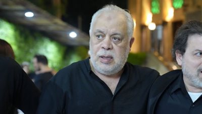 أشرف زكي يقدم واجب العزاء للفنانة ريم أحمد بعد وفاة والدتها (صور)