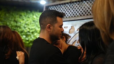 زوج الفنانة ريم أحمد يساندها في عزاء والدتها (صور)