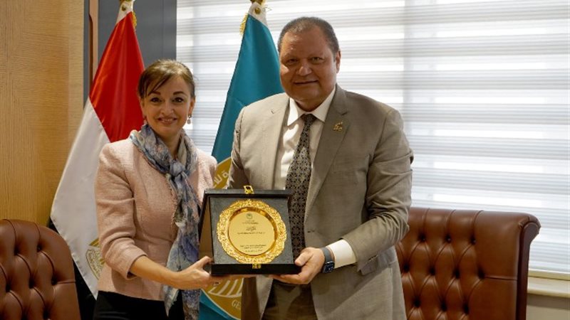 الدكتور أحمد طه وسفيرة رومانيا