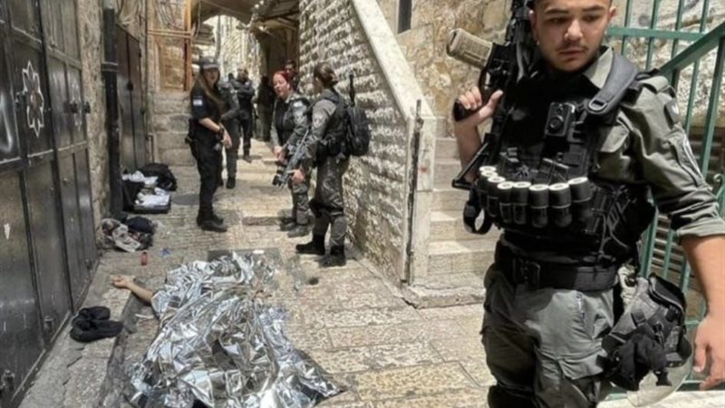 عملية طعن شرطي إسرائيلي في محيط المسجد الأقصى
