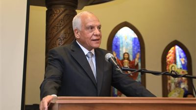 محافظ الجيزة يشارك الكنيسة الإنجيلية قداس عيد القيامة المجيد