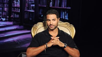 كريم فهمي يتصدر «التريند» بعد تعليقه على ظاهرة «المساكنة»