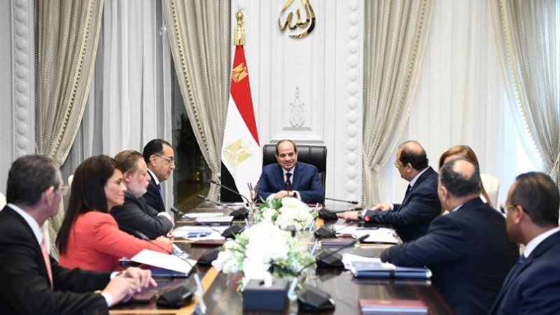 الرئيس السيسي ومسؤولي السياسة المالية والنقدية بمصر