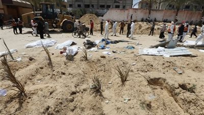 العثور على مقبرة جماعية داخل مجمع الشفاء الطبي وانتشال 49 شهيداً