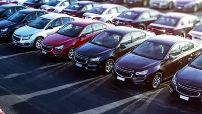 فرصة لشراء سيارة BMW ومرسيدس بأسعار منخفضة من مزاد بمطار القاهرة
