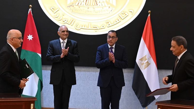 جانب من التوقيع