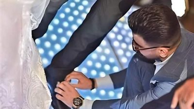 صاحبك من بختك.. فوتوجرافر يلتقط صورة مؤثرة لعريس وصديقه في حفل زفاف