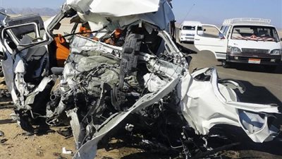 مصرع شخصين وإصابة 12 آخرين في حادث مروع بطريق وادي حوف