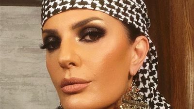 الفنانة الأردنية فيدرا بالكوفية الفلسطينية: نرتديها بكل فخر