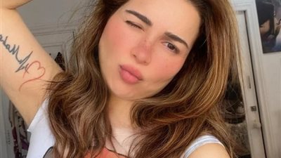 بـ«التاتو »، آخر ظهور لمي عز الدين، والجمهور يعلق: «متهزريش» (صور)