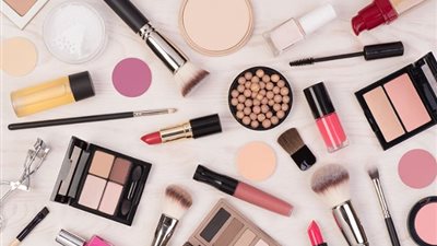 حبس صاحب مصنع مستحضرات تجميل 4 أيام