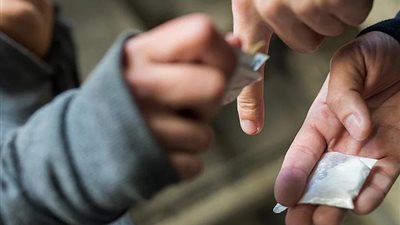 على طريقة فيلم المصلحة، هروب تاجر مخدرات من سيارة الترحيلات بفرنسا (فيديو)