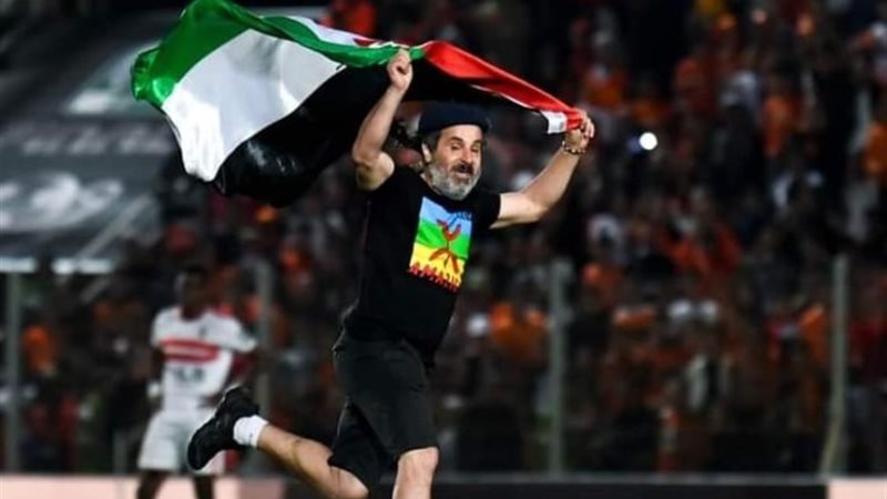 مشجع يحمل علم فلسطين