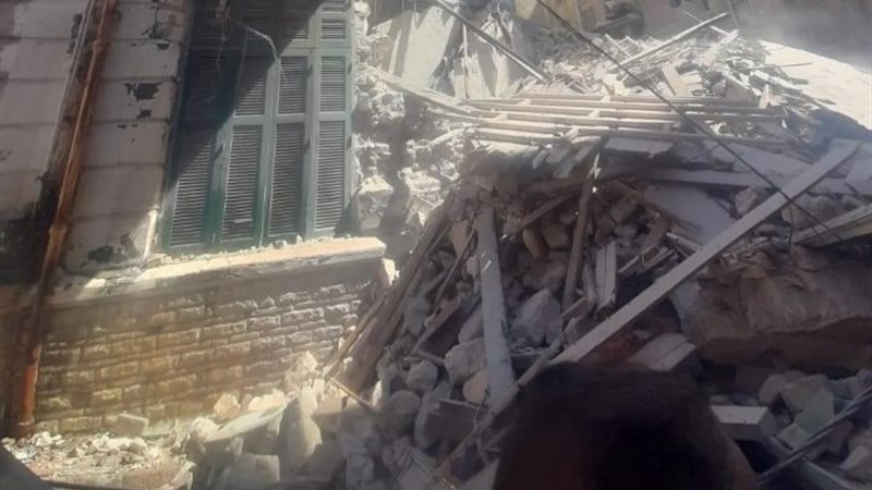 انهيار عقار في منطقة العطارين