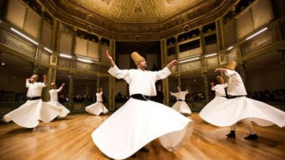 «مين ده؟» قائد الطريقة المولوية في مصر يثير تساؤلات «السوشيال ميديا» (فيديو)