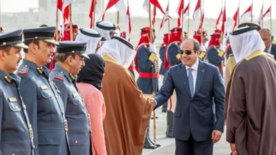 الرئيس السيسي يصل العاصمة البحرينية المنامة «صور»