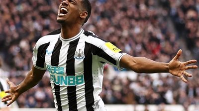 إيزاك يقود هجوم نيوكاسل في مباراة اليونايتد بالدوري الإنجليزي