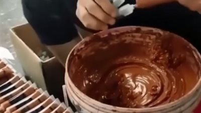 «خلي بالك»، فيديو مرعب يوضح طريقة صناعة مستحضرات التجميل