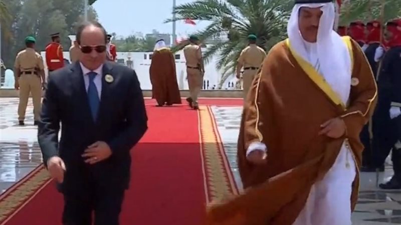 الرئيس السيسي يصل قصر الصخير للمشاركة في القمة العربية