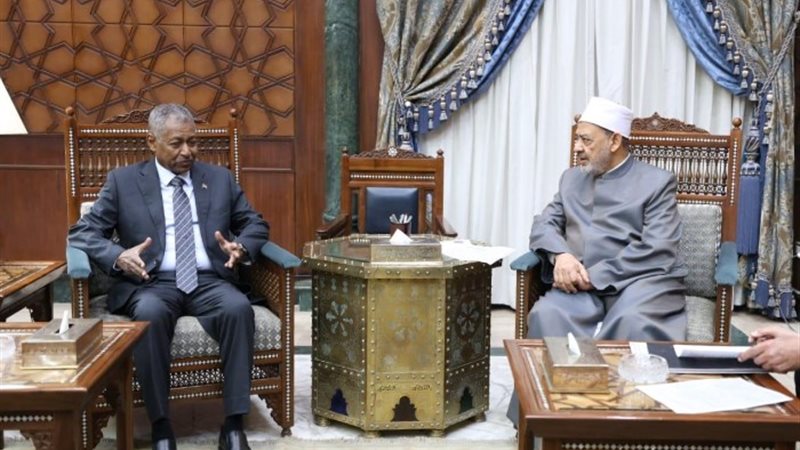 خلال تسلم الدعوة لفضيلة الإمام الأكبر الدكتور أحمد الطيب شي