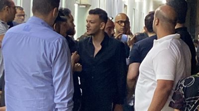حودة بندق في عزاء زوج الفنان أحمد عدوية