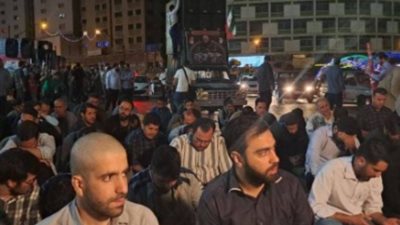 ايرانيون يتجمعون بإحدى الساحات في طهران للدعاء لله بنجاة الرئيس الإيراني
