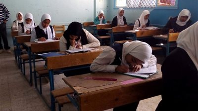طلاب الشهادة الإعدادية بالقاهرة يؤدون امتحان مادة العلوم اليوم
