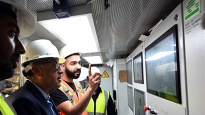 رئيس الوزراء يستقل مترو الأنفاق من أول محطة للخط الرابع بالجيزة