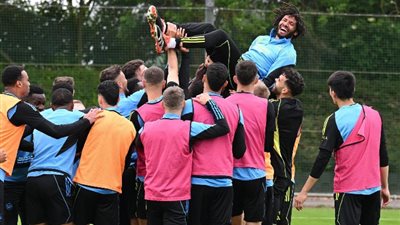 شاهد جماهير أرسنال تتغنى بالنني، واللاعب يرد بهذه الطريقة