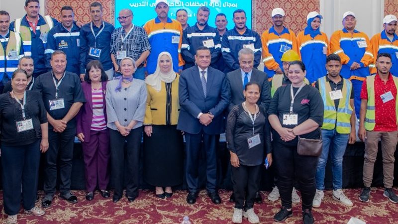 العاملين بإدارة المخلفات مع الوزراء