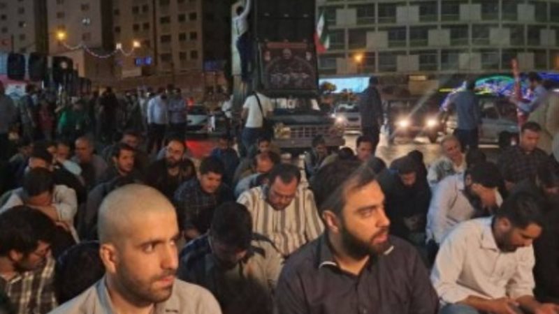 تجمع ايرانيون بإحدى الساحات