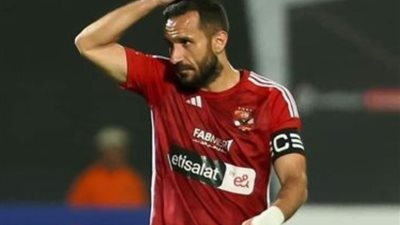 لاعبو الأهلي يزفون مفاجأة لـ «علي معلول» قبل مباراة الأهلي والترجي