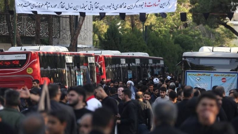 عشرات الآلاف من المواطنين الإيرانيين في قلب العاصمة طهران