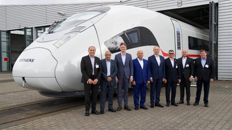 الفريق المهندس كامل الوزير وزير النقل والوفد المرافق له