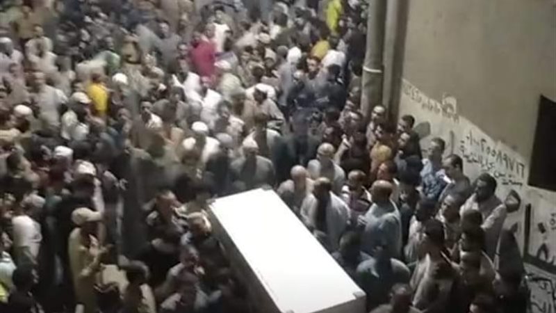 جانب من تشييع الجثمان