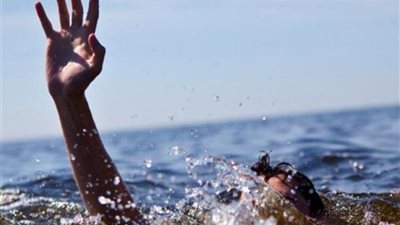 انتشال جثمان طالب لقي مصرع غرقاً في بحر يوسف بالصف