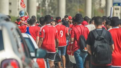 «إذا حضر ملك اللعبة ينتهي دور المزيف»، تيفو جماهير الأهلي بنهائي إفريقيا