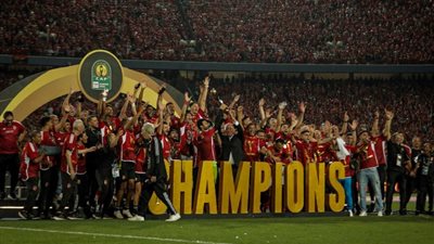 احتفال لاعبي الأهلي بالتتويج بدوري أبطال إفريقيا