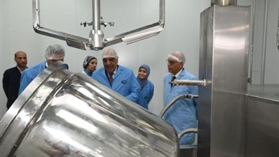قطاع الأعمال يتابع تحديث وتطوير خطوط الإنتاج بشركة القاهرة للأدوية