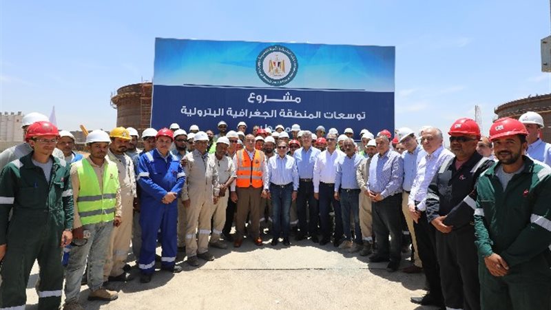 وزير البترول أثناء الجولة